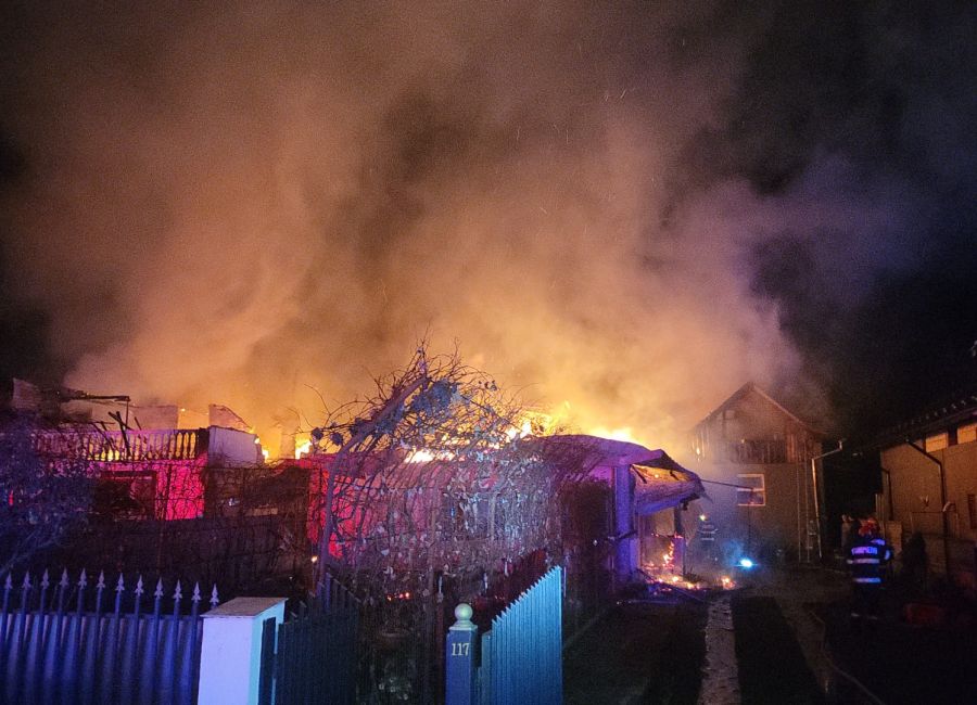 Incendiu URIAȘ în Argeș! Trei case au luat FOC