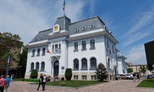 Angajat al Primăriei Piteşti, sub control judiciar pentru 60 de zile