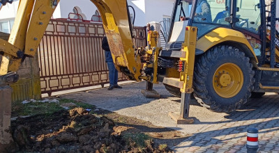 Intervenție cu buldoexcavatorul pentru identificarea branșamentelor de apă ilegale în comuna Bradu