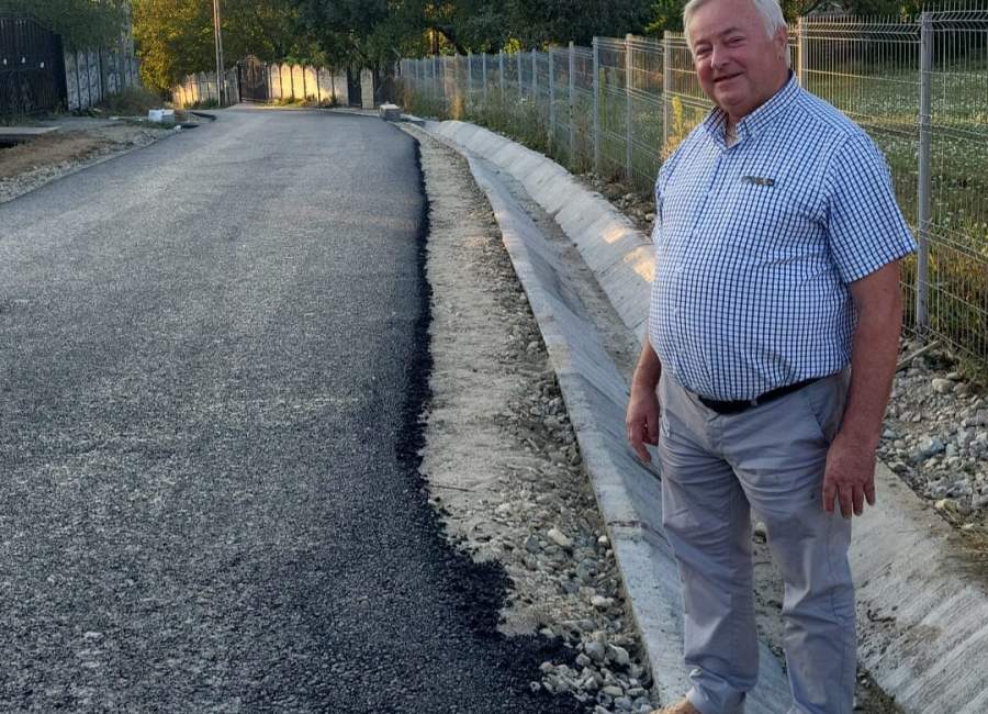 Lucrări de asfaltare în comuna Dârmăneşti
