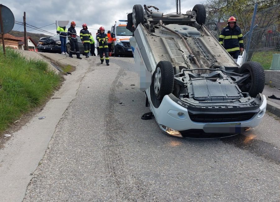 Accident în Argeş! O maşină s-a RĂSTURNAT!