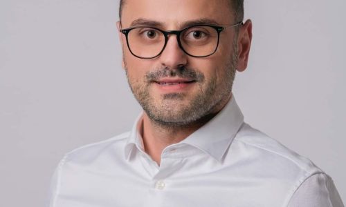 Medicul Remus Mihalcea: “Dragoș Predescu, trezește-te copile! Unii dintre cei cărora le pui viețile in pericol pot fi părinții sau bunicii tăi, ai mei sau ai oricăruia dintre argeșeni!”