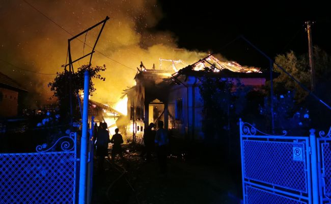 INCENDIU în Argeș! O casă s-a făcut SCRUM!