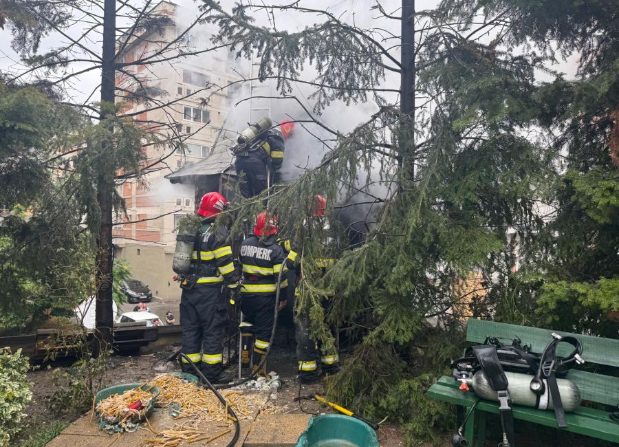 Incendiu puternic lângă biserica Mavrodolu!
