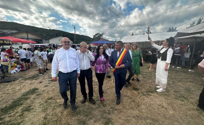 Ministrul Muncii, în horă alături de cetăţenii de la Vultureşti
