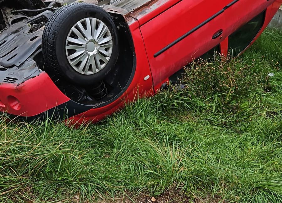 ACUM! Accident GRAV în Argeș! O mașină s-a RĂSTURNAT