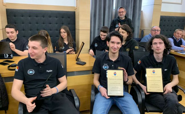 Reprezentanții României la Campionatul Mondial de Robotică, premiați de municipalitate!