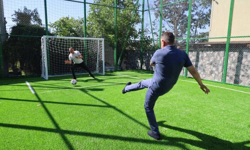 Încă un teren modern de sport a fost inaugurat în Pitești