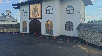 Parcări amenajate la două biserici din comuna Dârmănești!
