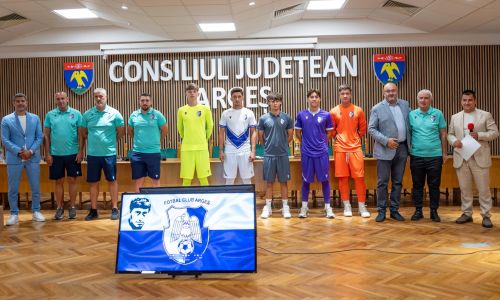 500 de tineri fotbaliști de la FC Argeș au primit echipamente noi de joc, printr-un proiect cofinanțat de Consiliul Județean Argeș