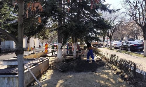 Lucrări de modernizare la locurile de joacă din centrul civic!