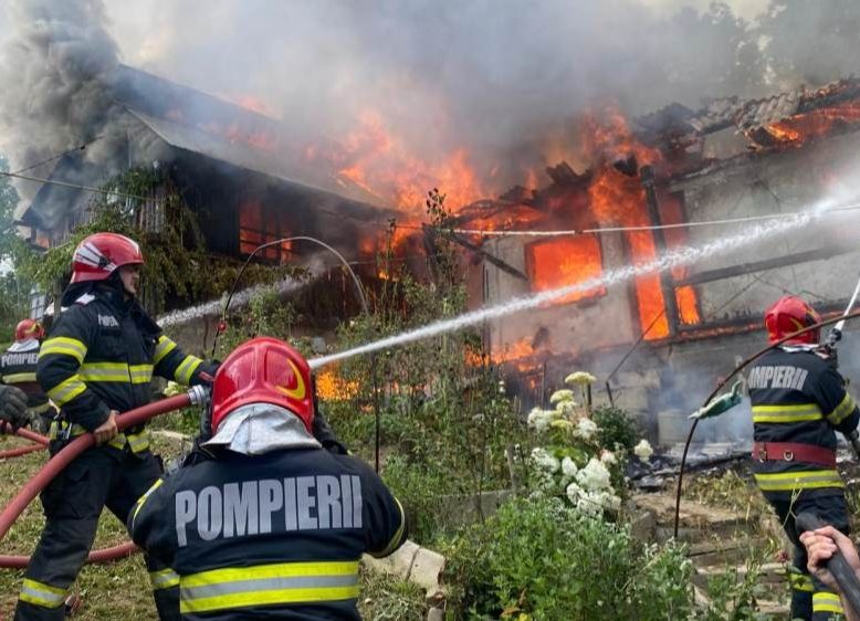 ACUM! ARDE o casă în Argeș!