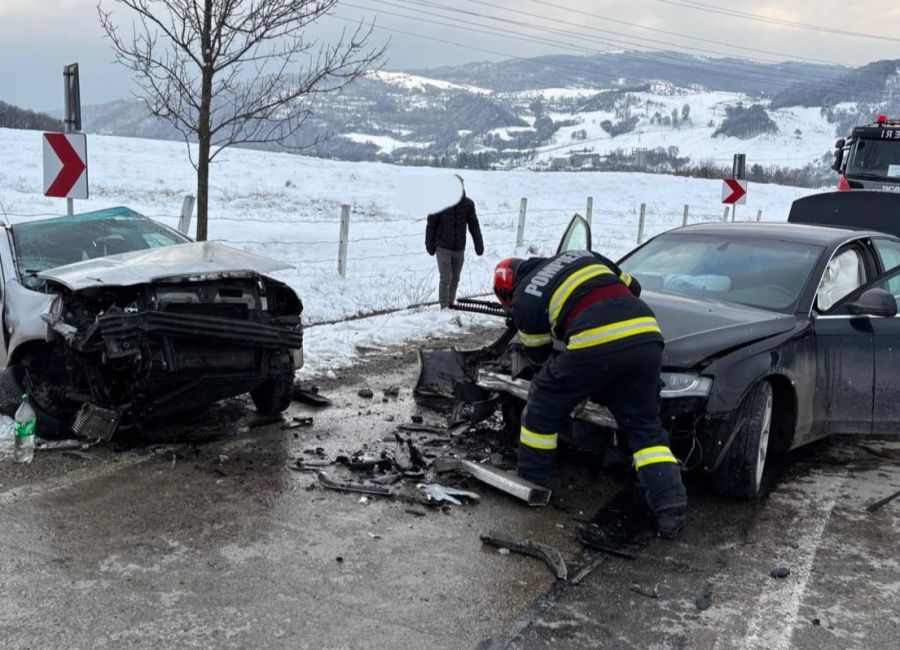 Accident cu două mașini în Argeș! O femeie a fost RĂNITĂ