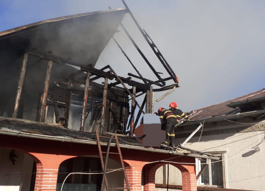 ACUM! INCENDIU în Argeș! A luat FOC o casă