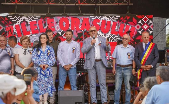 Ministrul Simona Bucura-Oprescu și președintele CJ Ion Mînzînă, la Ștefănești: “Să nu uităm nicio secundă să ne învățăm copiii să iubească România!”
