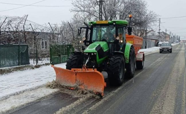 La Ștefănești se lucrează la curățarea drumurilor!
