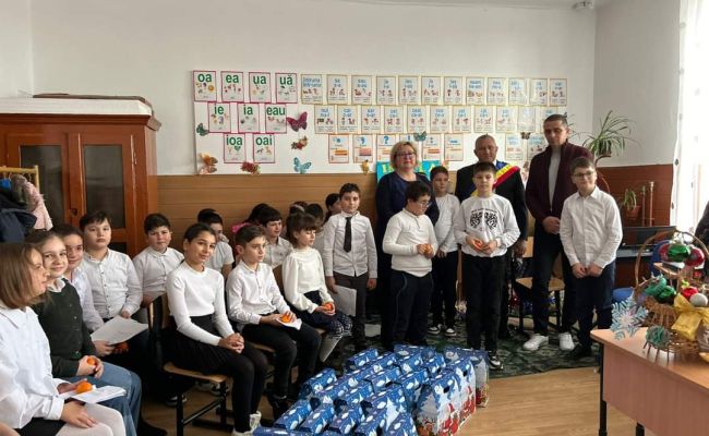 Primarul de la Oarja, cadouri pentru copiii din localitate