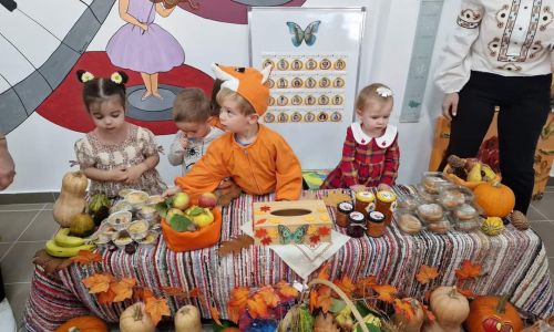 Elevii din comuna Bradu au organizat Târgul Toamnei