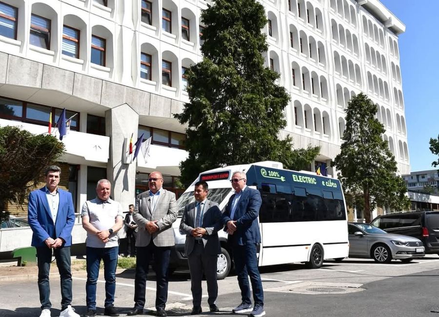 Patru microbuze școlare au ajuns în Argeș