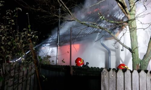 ACUM! O casă a luat FOC în Argeș