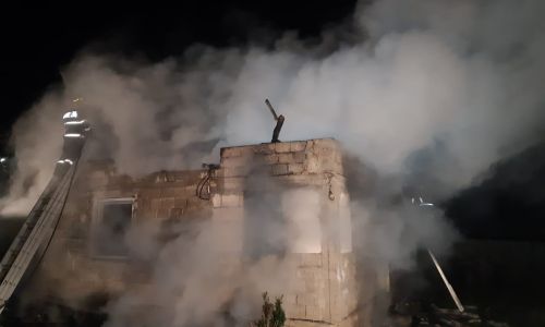 Argeşean REŢINUT după ce şi-a dat FOC la casă