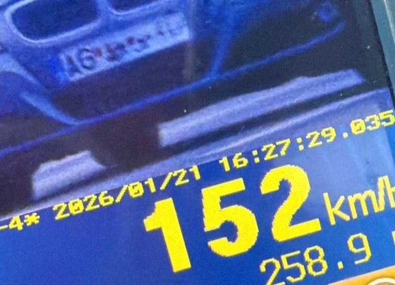 Prins conducând pe un drum din Argeș cu peste 150 de km/h!