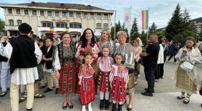 În Parlamentul României, expoziţie de costume tradiţionale de Argeş şi Muscel
