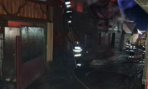 Incendiu URIAȘ în Argeș! Trei case făcute SCRUM