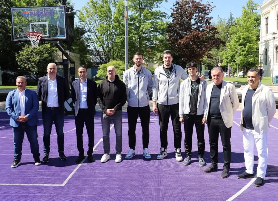 Un teren de baschet a fost inaugurat în centrul municipiului Pitești!