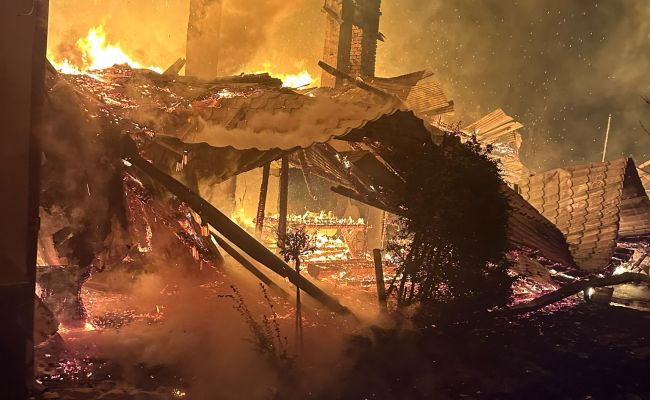ACUM! INCENDIU URIAȘ într-o comună din Argeș!