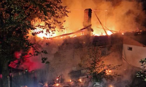 O casă a luat FOC în Argeș