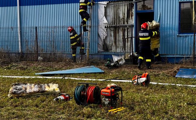 ACUM! ARDE o HALĂ de producție din Argeș!