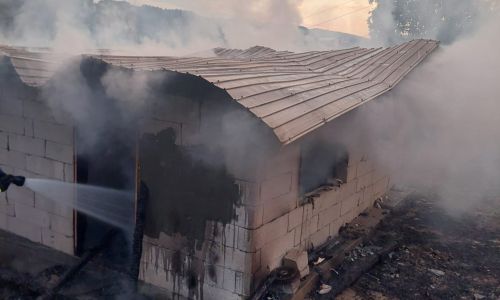Argeşean reţinut după ce şi-a dat FOC la casă