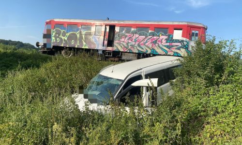 ACUM! Accident GRAV în Argeș! Mașină lovită de un TREN