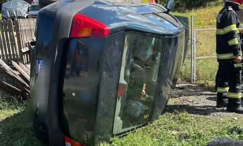 ACUM! Accident GRAV în Argeș! Un Logan s-a RĂSTURNAT