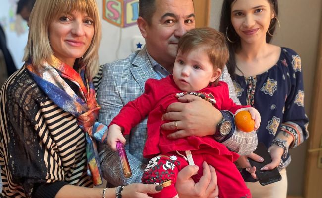 Adrian Bughiu și sotia sa i-au serbat ziua și tăiat moțul unei micuțe dintr-un centru maternal