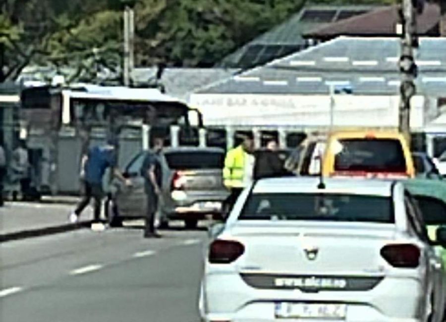 ACUM! Accident cu DOUĂ MAȘINI în Pitești