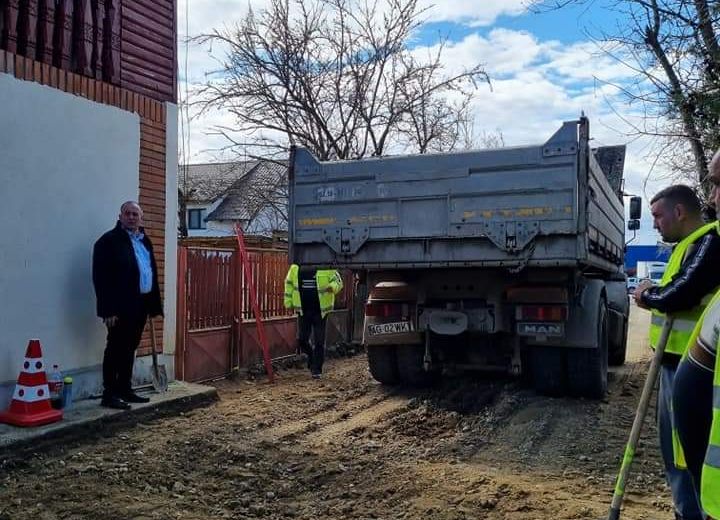Lucrări de modernizare a unui drum în orașul Ștefănești
