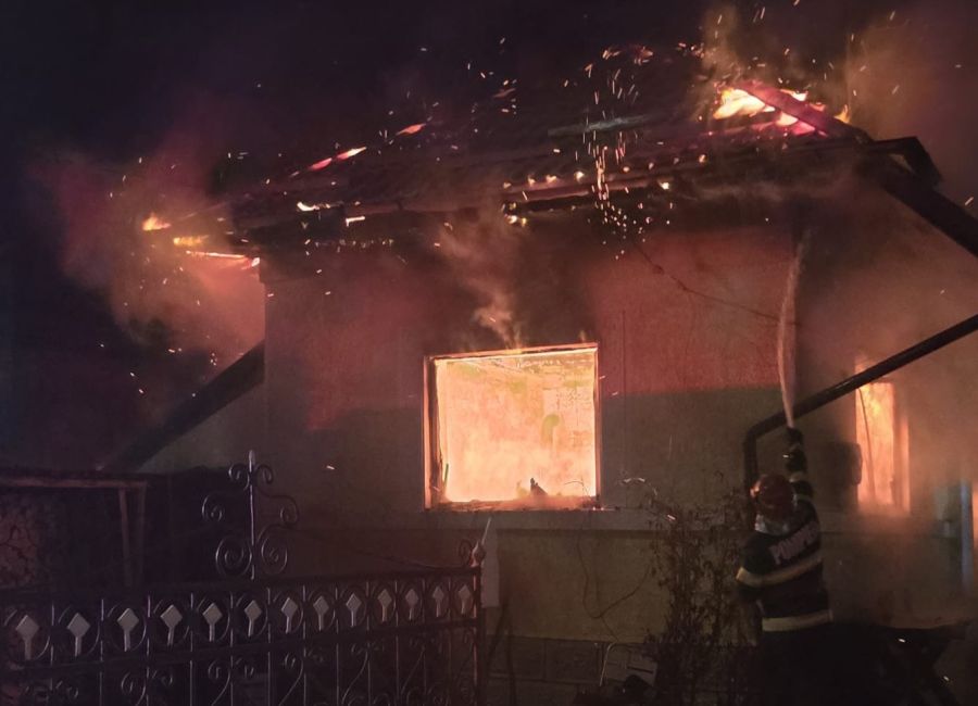 ACUM! Incendiu violent în Argeș!