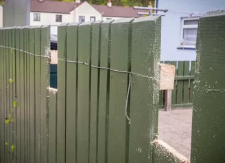 Amenzi drastice pentru românii care stau la curte!