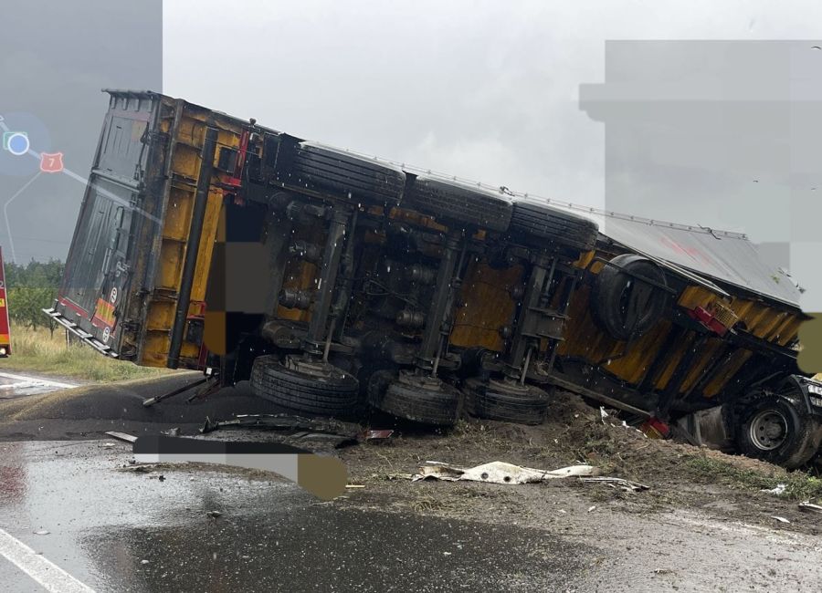 ACUM! Accident GRAV în Argeş! TIR răsturnat!