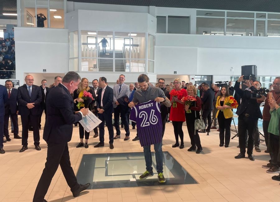 Bazinul din Piteşti, INAUGURAT de ziua lui Robert Glinţă! Gentea i-a oferit CADOU...