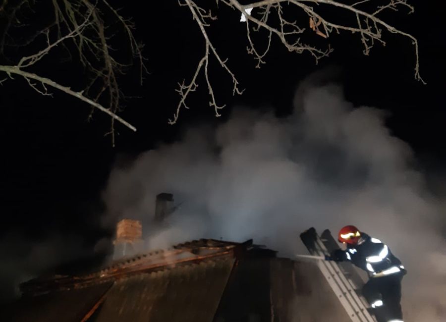 Incendiu în Argeș! Casă mistuită de flăcări