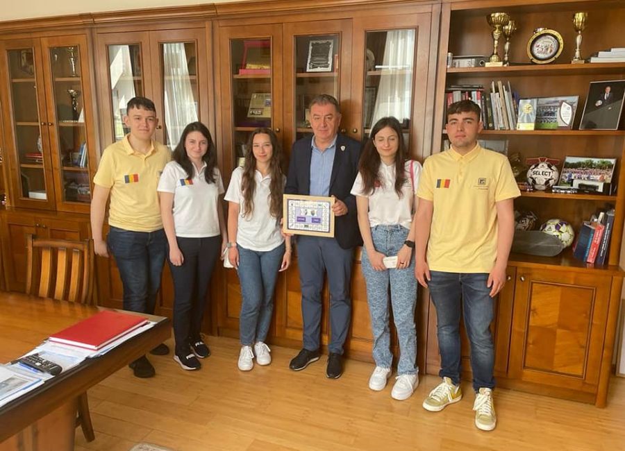 Primarul Gentea, întâlnire cu cinci tineri talentaţi din Piteşti