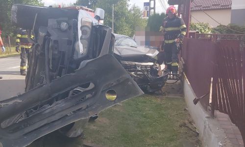 Accident în Argeş! O maşină s-a RĂSTURNAT!