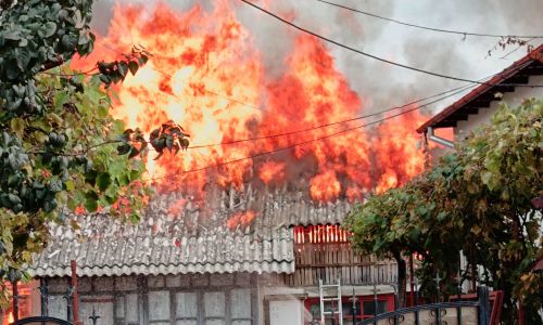 ACUM! Incendiu într-o gospodărie din Argeș!