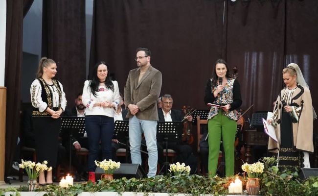 “Hora Florilor” – sărbătoare de suflet la Mihăești!