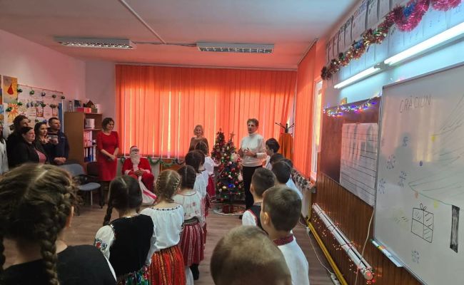Moș Crăciun a venit pentru micuții din comuna Bogați