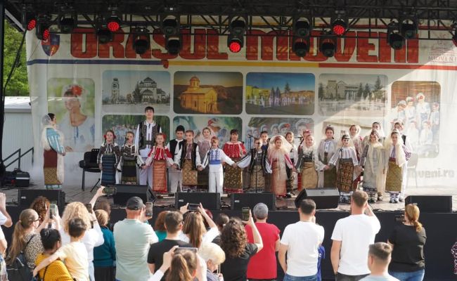 Sărbătoarea Primăverii, Muncii și Bucuriei – Prima seară încheiată cu joc și voie bună!