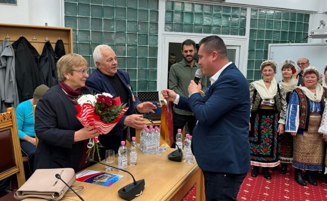 La Mioveni au fost premiate cuplurile care au împlinit 50 de ani de căsătorie neîntreruptă